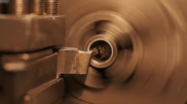 Matkap ucu ile delme makinesi. CNC Torna Makinesi.