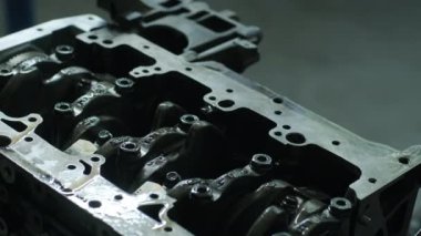 Açık araba motorunu kapatın. Kapak kısmını çıkardıktan sonra araba motoru olan bir tamirci. Araba motoru tamiri. Otomatik servis