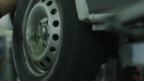 "Auto monteur verwijdert een wiel — Stockvideo