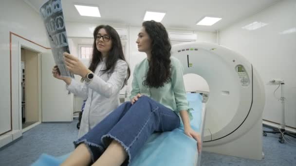 Lekarz Radiolog Wyjaśnia Wyniki Tomografii Komputerowej Poszukiwaniu Młodej Pacjentki Prezentując — Wideo stockowe