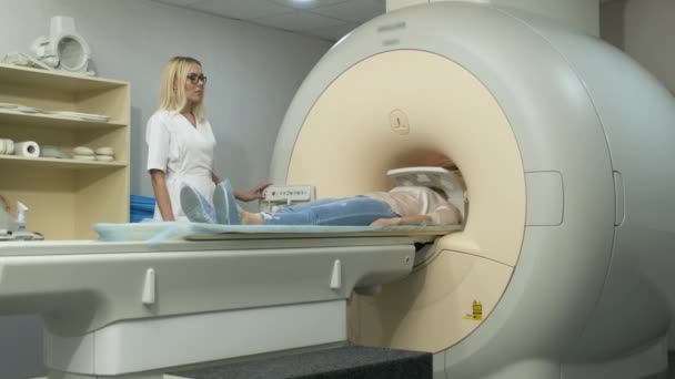Woman Doctor Radiologist Makes Brain Head Neck Mri Scanning Young — Stock videók