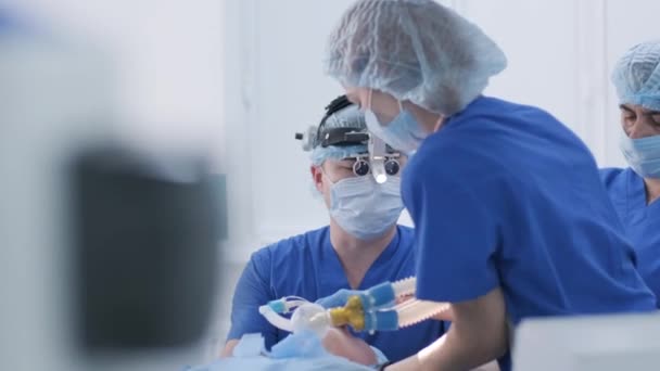 Anesthesiologist Assistants Prepares Female Patient Surgery Puts Patient Anesthesia Regulates — Wideo stockowe