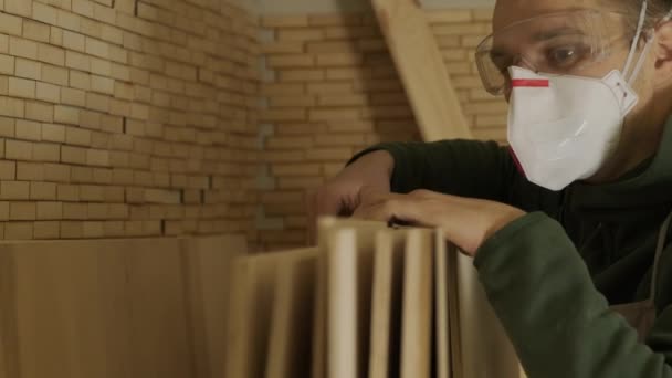 Houtbewerker Masker Bril Controleert Hout Rauw Houten Plank Multiplex Paneel — Stockvideo