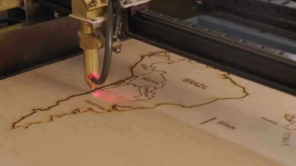 Cnc激光切割机在木板和胶合板上切割世界地图 — 图库视频影像