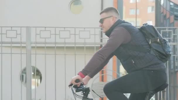 Vista Lateral Homem Bicicleta Com Óculos Mochila Cidade Homem Uma — Vídeo de Stock