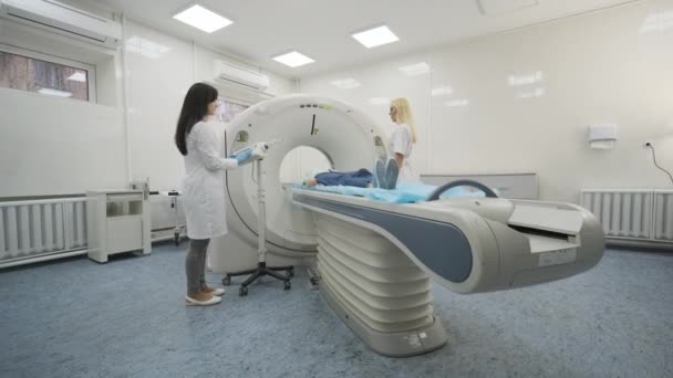 Patiente Subit Une Scintigraphie Mri Sous Supervision Deux Radiologues Qualifiés — Video