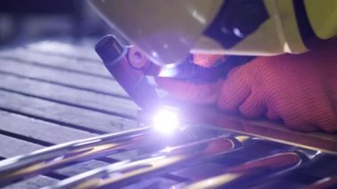 Atölyede maske takan bir adam. Metal işçileri amelelik yapar. Yetenekli kaynakçı. Kaynakçı fabrikadaki paslanmaz çelik boruları kaynaklıyor. Kaynak Sanayi Fabrikası.