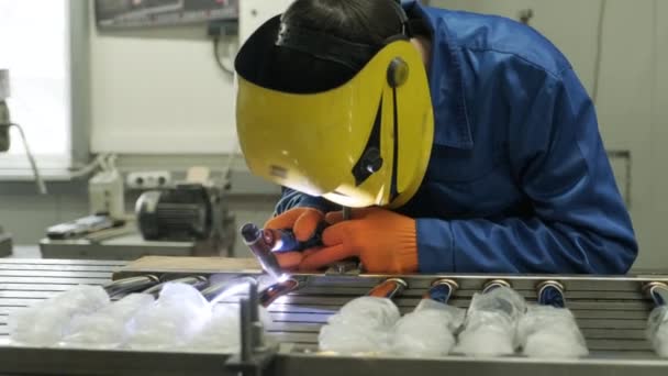 Homme portant un masque de soudage dans un atelier. Les métallurgistes utilisent le travail manuel. Soudeur qualifié. Soudeur soude les tuyaux en acier inoxydable dans l'usine. soudeur Partie industrielle dans l'usine. — Video