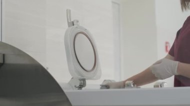 Laboratuvar asistanı histolojik araştırmalar yapıyor, mikro tarama. Patolojide teşhis konan Döner Mikro Rozom Bölümü mikroskop histolojisini kaydırıyor. İnsan dokusu ekipmanı.