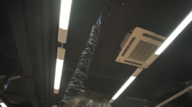 Bungee antrenmanı, zor egzersizler, bungee-fitness, modern aktif spor kullanarak spor salonunda kadın egzersizi
