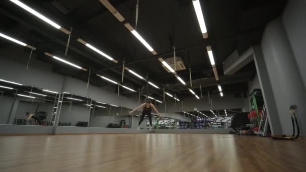 Ejercicio Mujer Gimnasio Mediante Uso Entrenamiento Bungee Haciendo Ejercicios Difíciles — Vídeo de stock