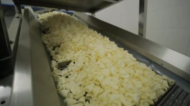 Üretim fabrikası, kızartmadan sonra altın patates cipsi satıyor. Makarna fabrikasının üretim hattı.
