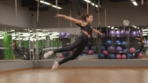 Bungee Antrenmanı Zor Egzersizler Bungee Fitness Modern Aktif Spor Kullanarak — Stok video