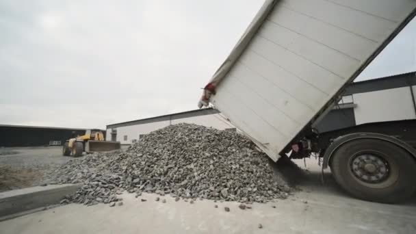 Camión Arroja Escombros Sitio Construcción Lugar Limpieza — Vídeo de stock