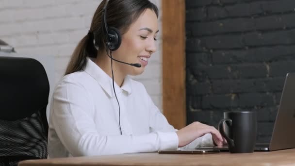 Mujer Sonriente Operador Centro Llamadas Agente Atención Cliente Lleva Auriculares — Vídeo de stock