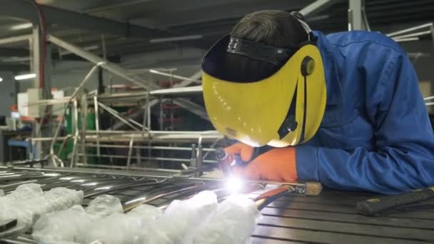 Mann Mit Maske Schweißt Einer Werkstatt Metallarbeiter Arbeiten Mit Handarbeit — Stockvideo