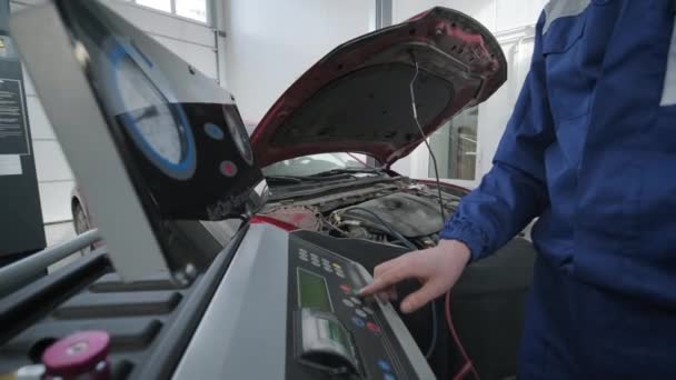 Airco Service Een Automonteur Desinfecteert Het Luchtsysteem Van Auto Auto — Stockvideo