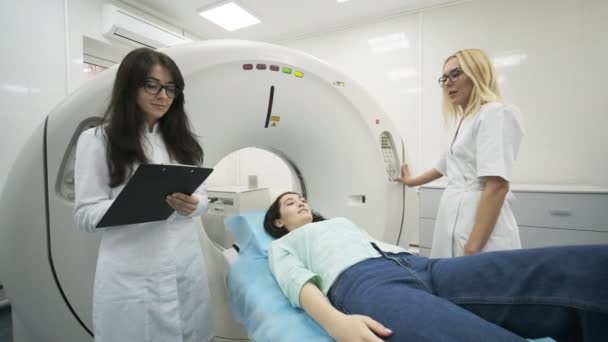 Nőbeteget Vagy Mri Vizsgálatnak Vetik Alá Két Képzett Radiológus Felügyelete — Stock videók