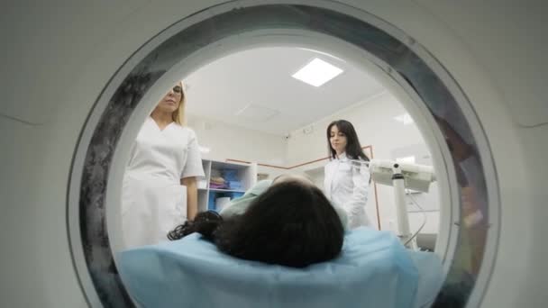 Paciente Sexo Feminino Submetida Tomografia Computadorizada Ressonância Magnética Sob Supervisão — Vídeo de Stock