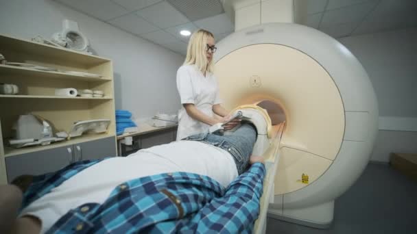 Woman Doctor Makes Knee Joint Mri Scanning Young Man Patient — Stock Video