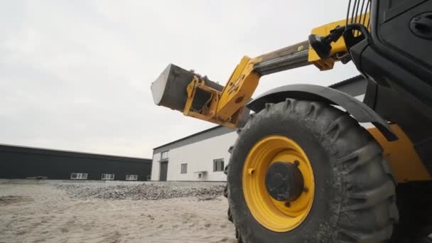 Traktor Flyttar Spillror Till Lastbil Grävmaskin Lastare Krattor Spillrorna Från — Stockvideo