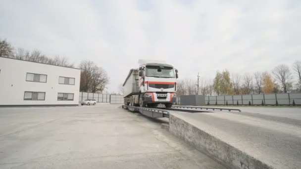 装有原材料的卡车在谷物储存区按秤称重量 卡车刻度 — 图库视频影像