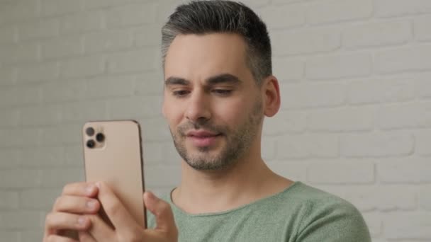 Hombre Negocios Sonriente Teniendo Videollamada Línea Cámara Del Teléfono Positivo — Vídeos de Stock