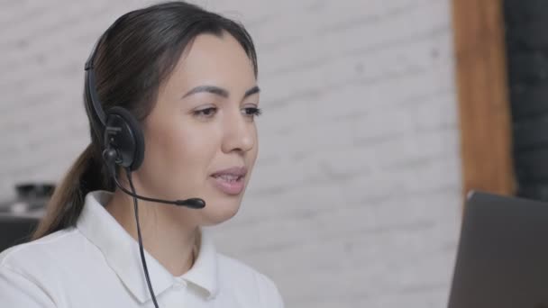 Gülümseyen Kadın Çağrı Merkezi Operatörü Müşteri Destek Ajanı Kulaklık Takıyor — Stok video