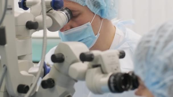 利用现代技术 最新设备 显微镜在现代诊所进行斜视手术的外科团队 — 图库视频影像