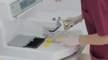 Laboratuvar asistanı mikro tarama ile histolojik inceleme yapar. Patoloji teşhisi için roter mikrotom bölümü histolojik bir mikroskop yapar. Doku örneği alınıyor..