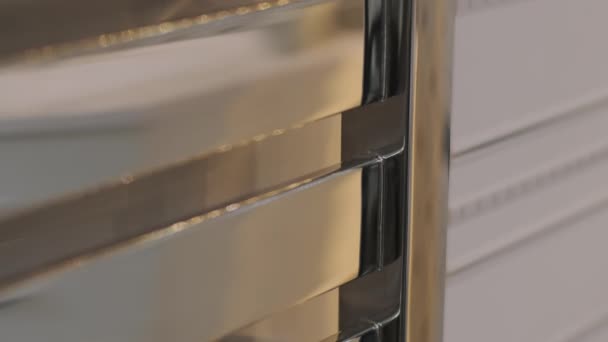 Closeup Θερμαινόμενη Ράγα Πετσέτα Στεγνωτήριο Στο Μπάνιο Μεταλλικούς Σωλήνες Μπαταρίες — Αρχείο Βίντεο
