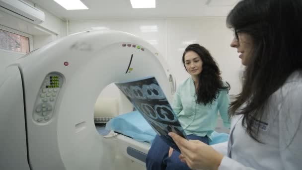 Médica Radiologista Explica Resultados Tomografia Computadorizada Para Paciente Jovem Sexo — Vídeo de Stock