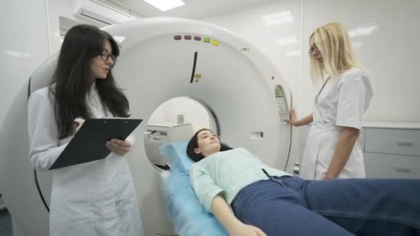 Pacientka Podstupuje Nebo Mri Vyšetření Pod Dohledem Dvou Kvalifikovaných Radiologů — Stock video