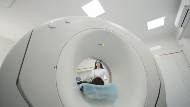 Nőbeteget Vagy Mri Vizsgálatnak Vetik Alá Radiológus Felügyelete Alatt Modern — Stock videók