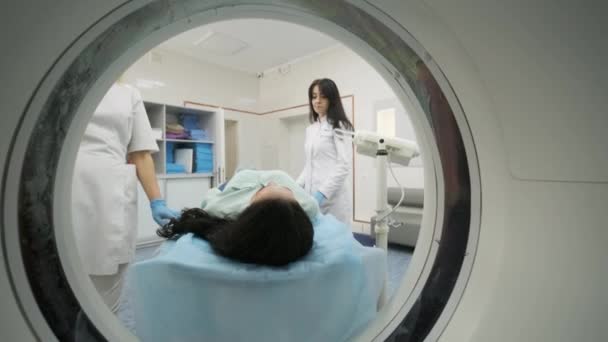在现代医疗诊所的放射科医生的监督下 女病人正在接受Ct或Mri扫描 躺在Ct或Mri扫描床上的病人 在机器内活动 — 图库视频影像