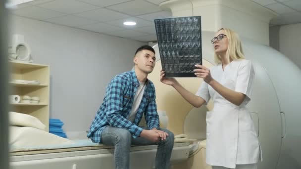 Női Orvos Radiológus Elmagyarázza Eredményeket Mri Szkennelés Fiatal Férfi Beteg — Stock videók