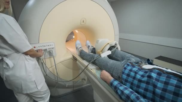 Woman Doctor Makes Knee Joint Mri Scanning Young Man Patient — Stock Video
