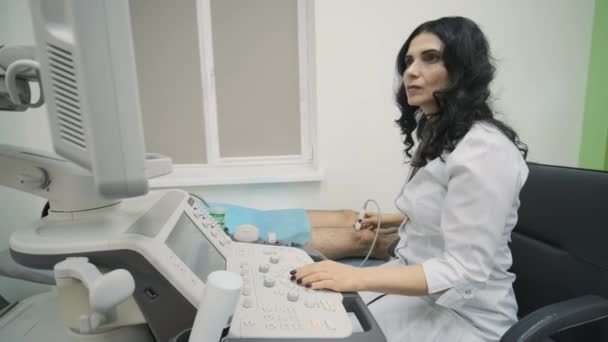 Kadın Doktor Elleri Genç Adamın Diz Eklemlerini Ultrason Cihazı Ultrason — Stok video