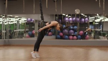 Bungee antrenmanı, zor egzersizler, bungee-fitness, modern aktif spor kullanarak spor salonunda kadın egzersizi