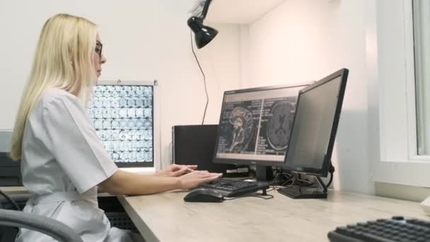 Médica Radiologista Profissional Examina Resultados Tomografia Computadorizada Ressonância Magnética Cérebro — Vídeo de Stock