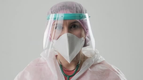 Retrato Trabajadora Médica Con Máscara Facial Escudo Equipo Protección Personal — Vídeos de Stock