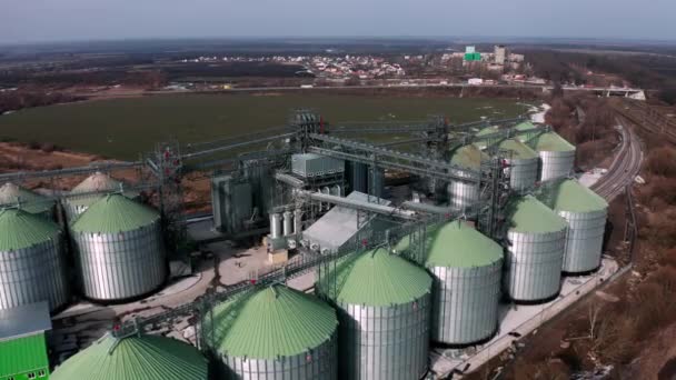 Silos Metallici Sulla Vista Aerea Campo Grandi Contenitori Conservazione Lavorazione — Video Stock