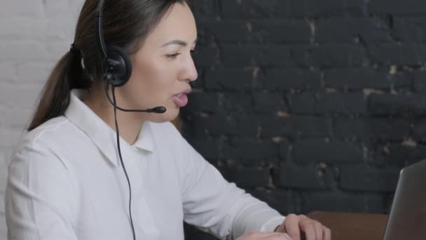 Smilende Kvinde Callcenter Operatør Kundesupport Agent Bærer Headset Konsulterer Klient – Stock-video