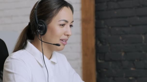 Mujer Sonriente Operador Centro Llamadas Agente Atención Cliente Lleva Auriculares — Vídeo de stock