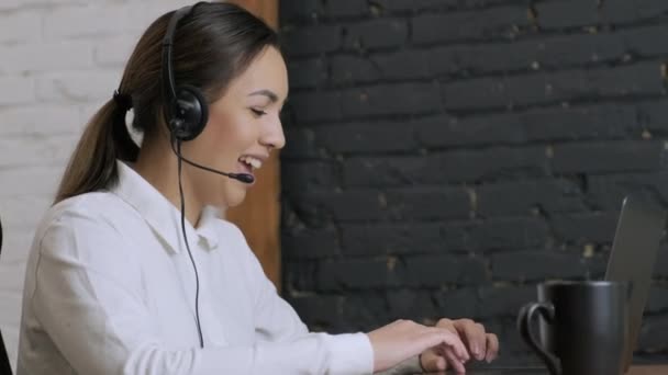 Mujer Sonriente Operador Centro Llamadas Agente Atención Cliente Lleva Auriculares — Vídeos de Stock