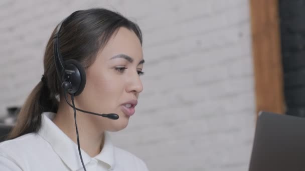 Donna Sorridente Operatore Call Center Agente Assistenza Clienti Indossa Auricolare — Video Stock
