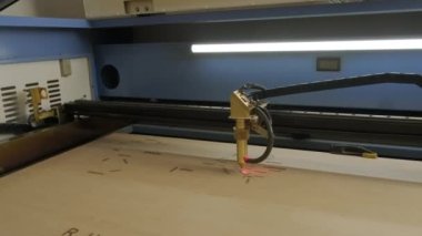 Cnc lazer kesme makinesi dünya haritasını tahta ve kontrplak üzerinde keser