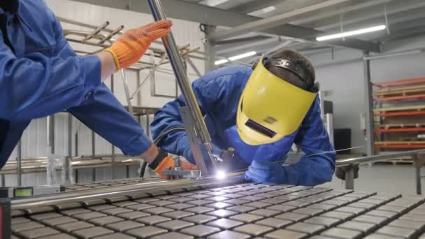 Mannen Med Masksvetsning Verkstad Metallarbetare Använder Kroppsarbete Skicklig Svetsare Svetsaren — Stockvideo