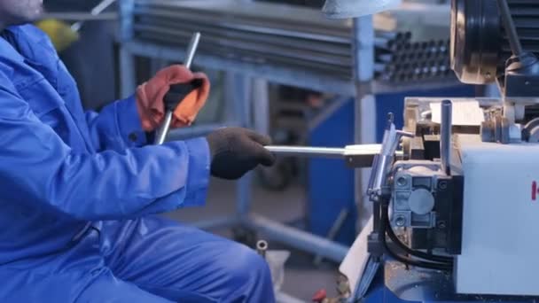 工厂的工人用半自动的方法制造零件 不锈钢产品的生产 不锈钢管材 — 图库视频影像