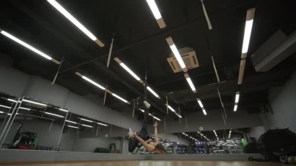 Vrouwelijke Oefening Een Fitnessruimte Door Middel Van Bungee Training Moeilijke — Stockvideo